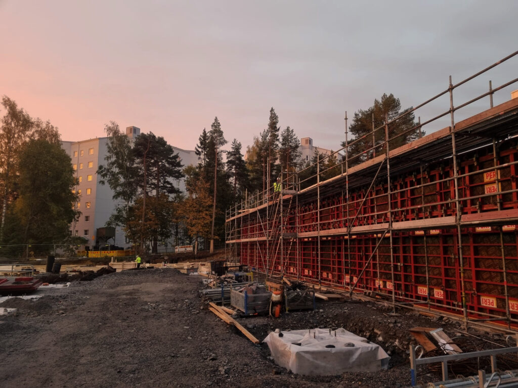 Tukimuurin rakentaminen järjestelmämuotilla